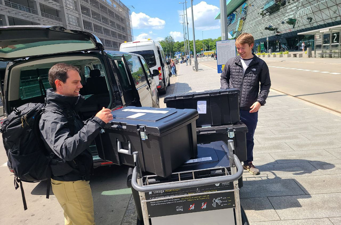 Crates unloading from car